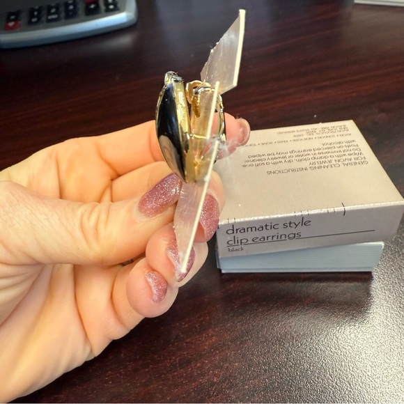 Avon vintage “Dramatic Style” Black and Goldtone clip  Earrings NIB 1988 - Picture 5 of 5